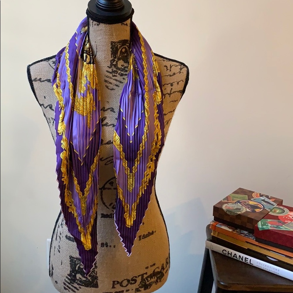 Original and unique Versace pleated silk scarf - Picture 1 of 4